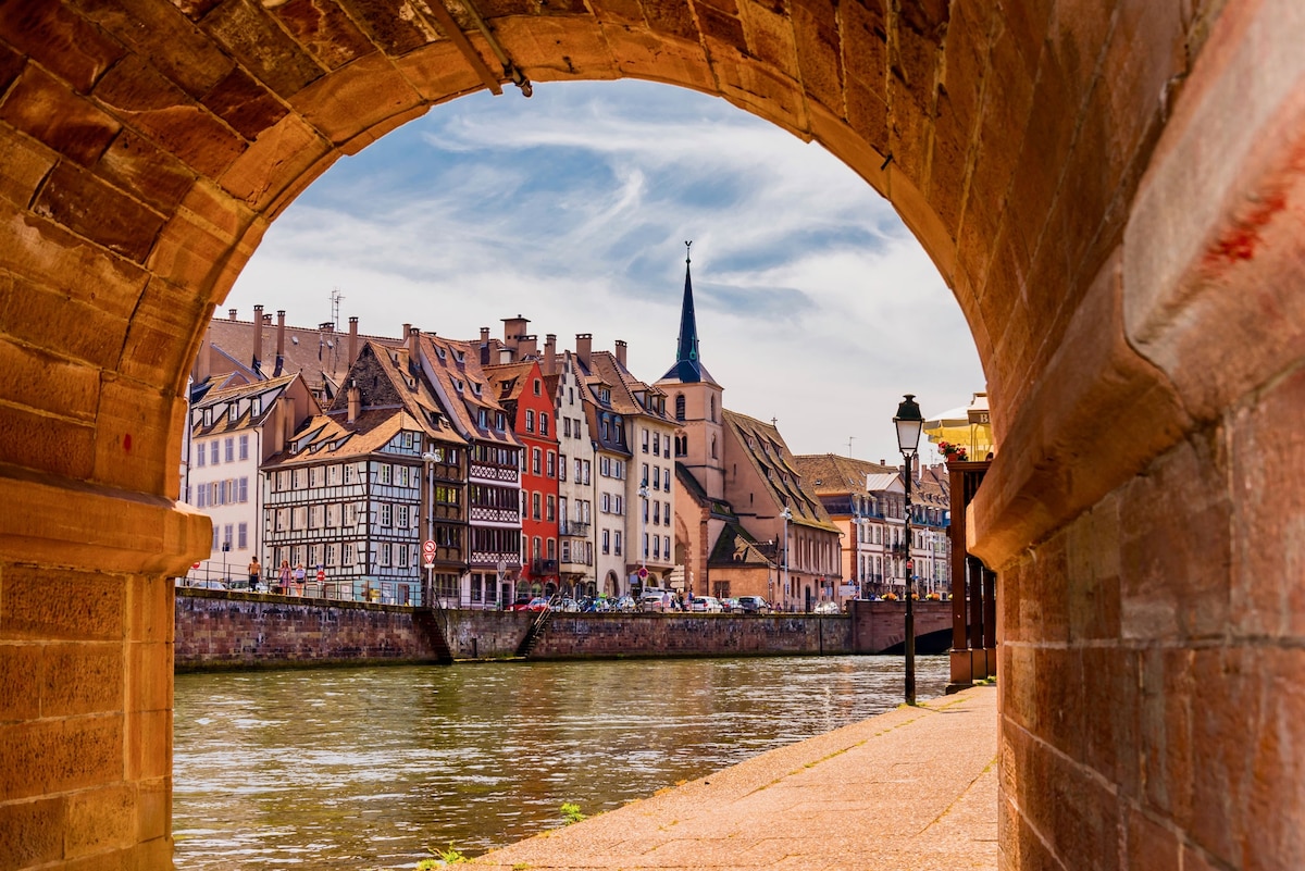 https://mdw-travel-data-us-east-1.s3.amazonaws.com/img/country/France/Strossburi/img_02.jpg