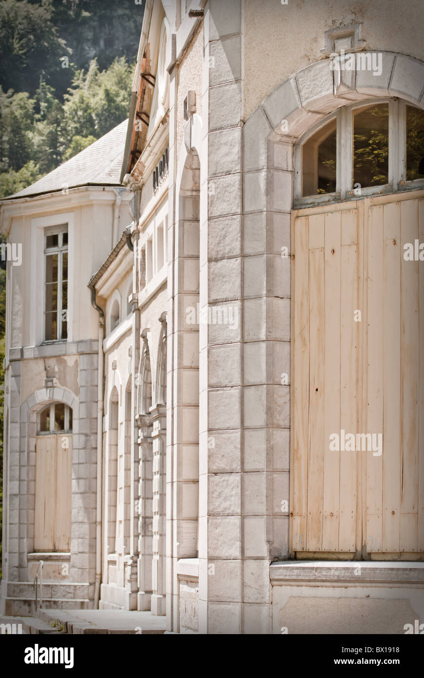 https://mdw-travel-data-us-east-1.s3.amazonaws.com/img/country/France/Thermal-Baths-of-Allevard/img_04.jpg