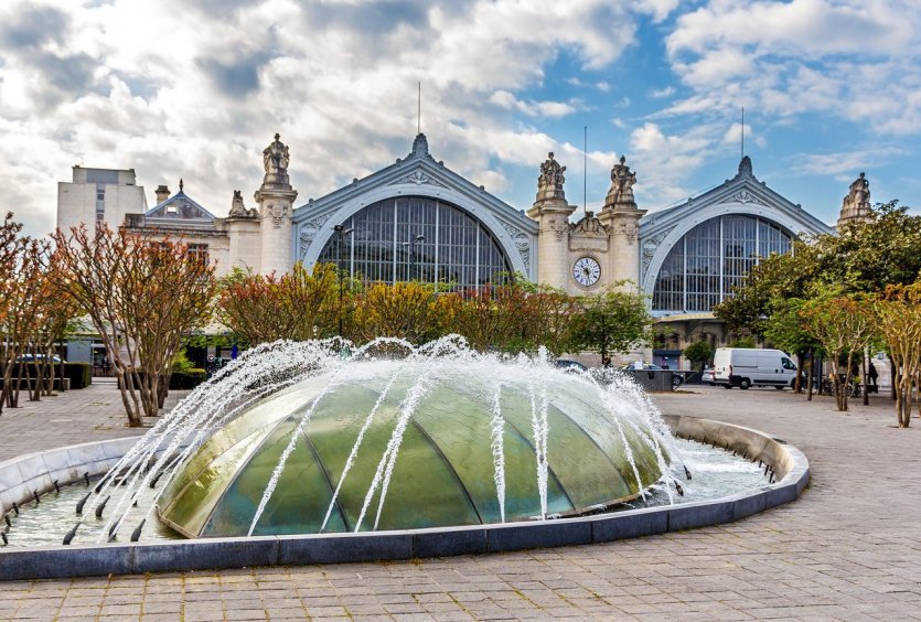 https://mdw-travel-data-us-east-1.s3.amazonaws.com/img/country/France/Tours-Gare/img_03.jpg