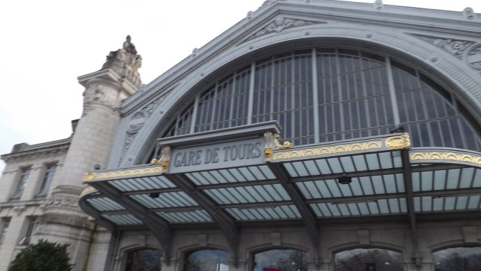 https://mdw-travel-data-us-east-1.s3.amazonaws.com/img/country/France/Tours-Gare/img_04.jpg