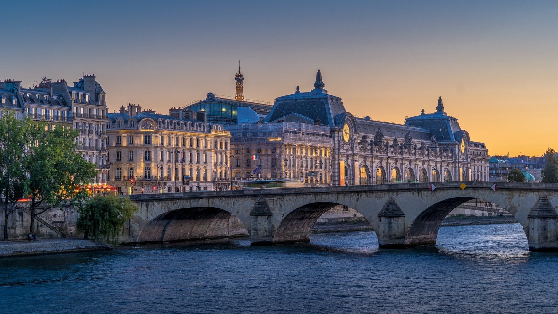 https://mdw-travel-data-us-east-1.s3.amazonaws.com/img/country/France/Underground-Monuments/img_00.jpg