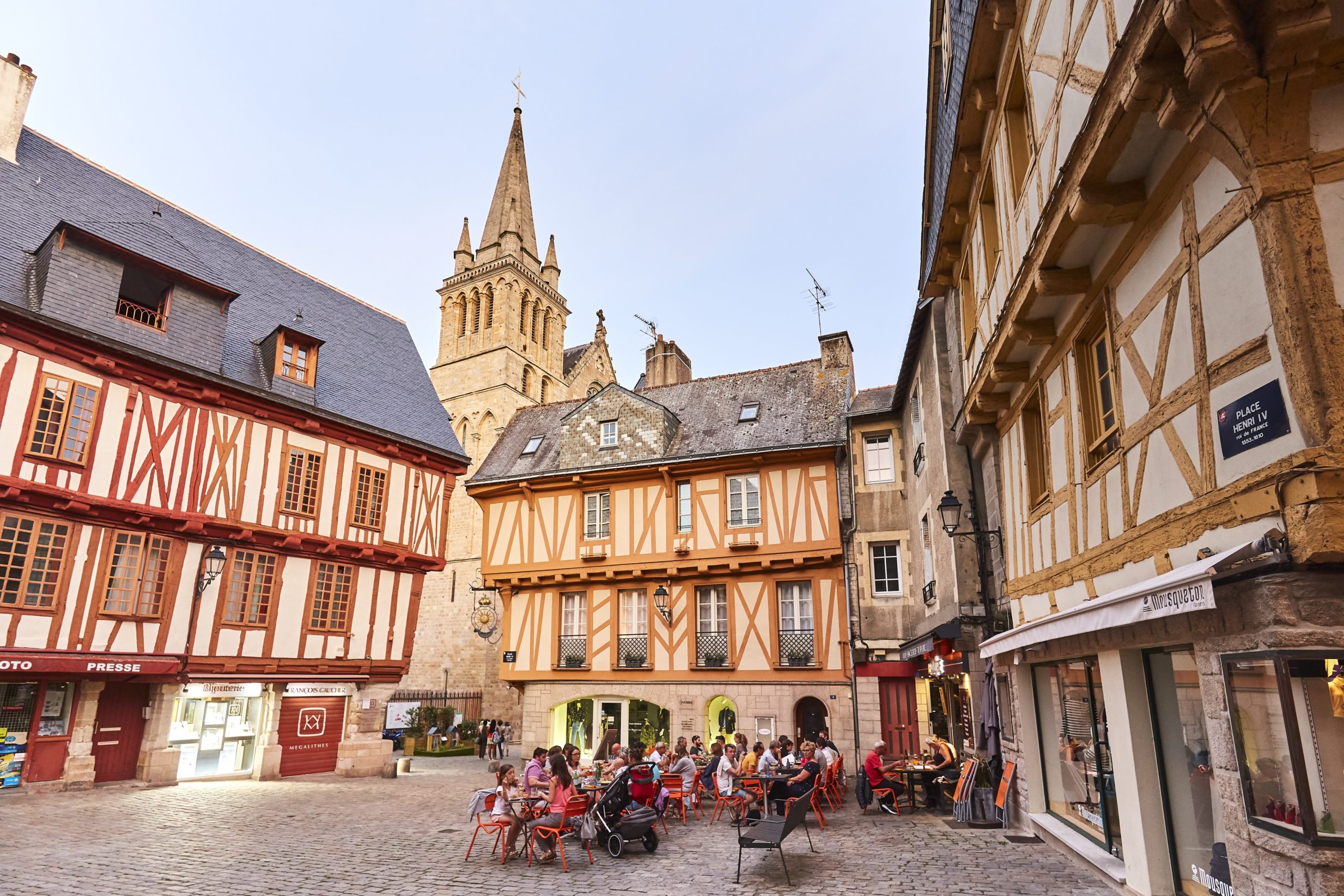 https://mdw-travel-data-us-east-1.s3.amazonaws.com/img/country/France/Vannes/img_01.jpg