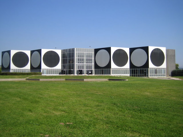 https://mdw-travel-data-us-east-1.s3.amazonaws.com/img/country/France/Vasarely-Foundation/img_02.jpg