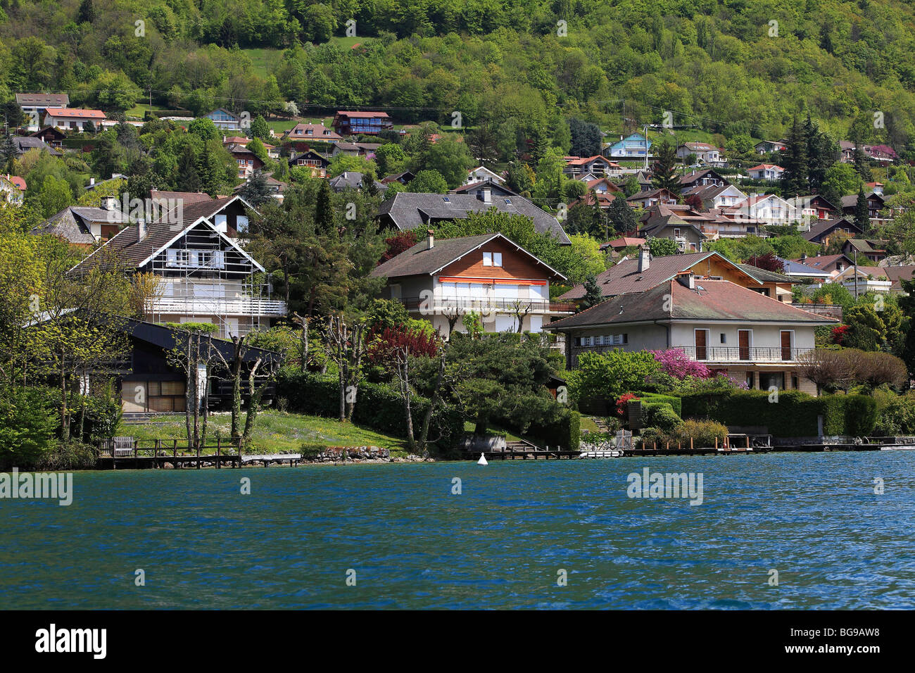 https://mdw-travel-data-us-east-1.s3.amazonaws.com/img/country/France/Veyrier-du-Lac-Beach/img_03.jpg