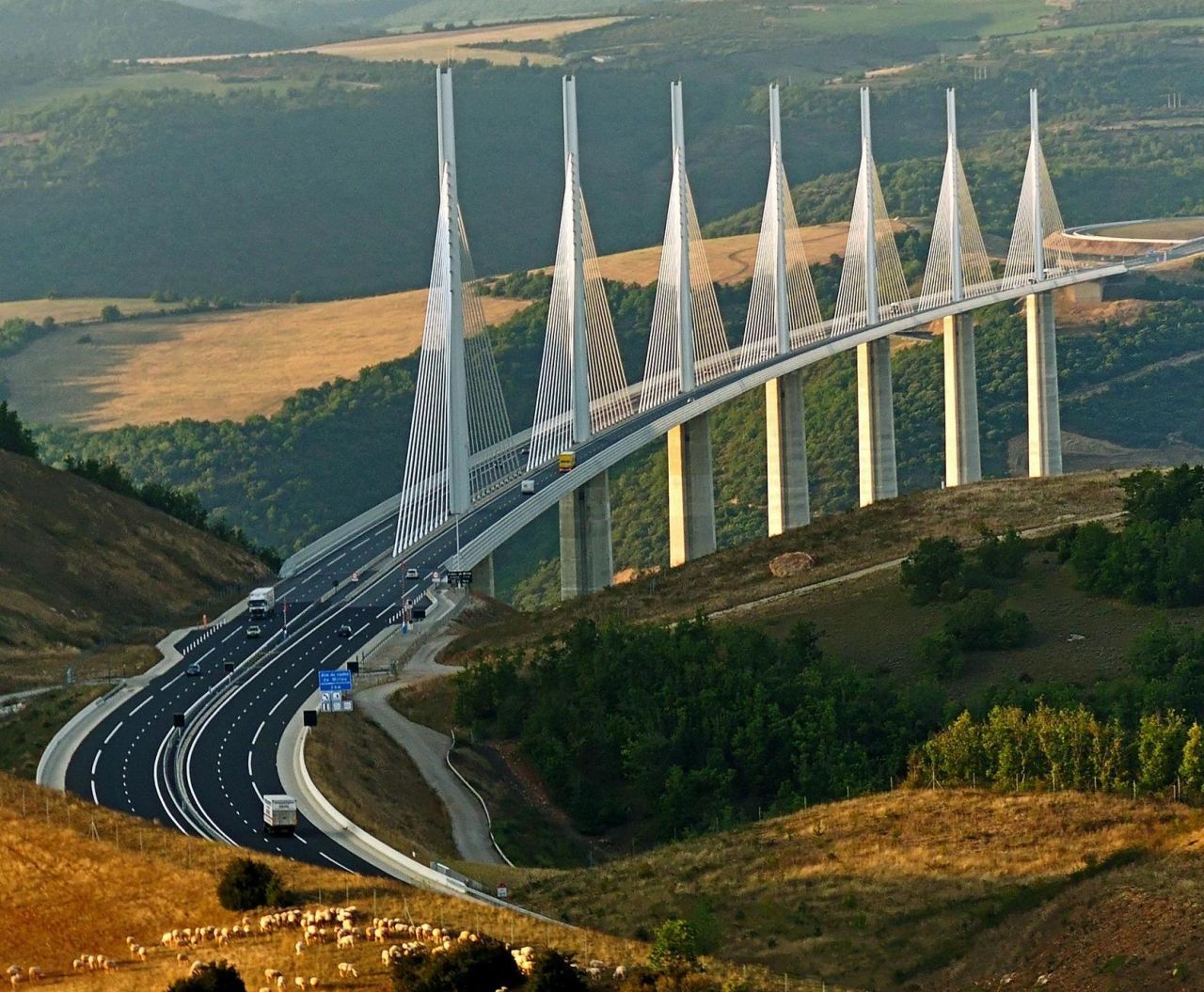 https://mdw-travel-data-us-east-1.s3.amazonaws.com/img/country/France/Viaduc-de-Millau/img_01.jpg