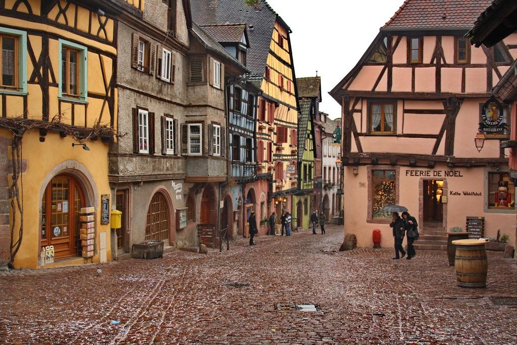 https://mdw-travel-data-us-east-1.s3.amazonaws.com/img/country/France/Vieille-Ville/img_04.jpg