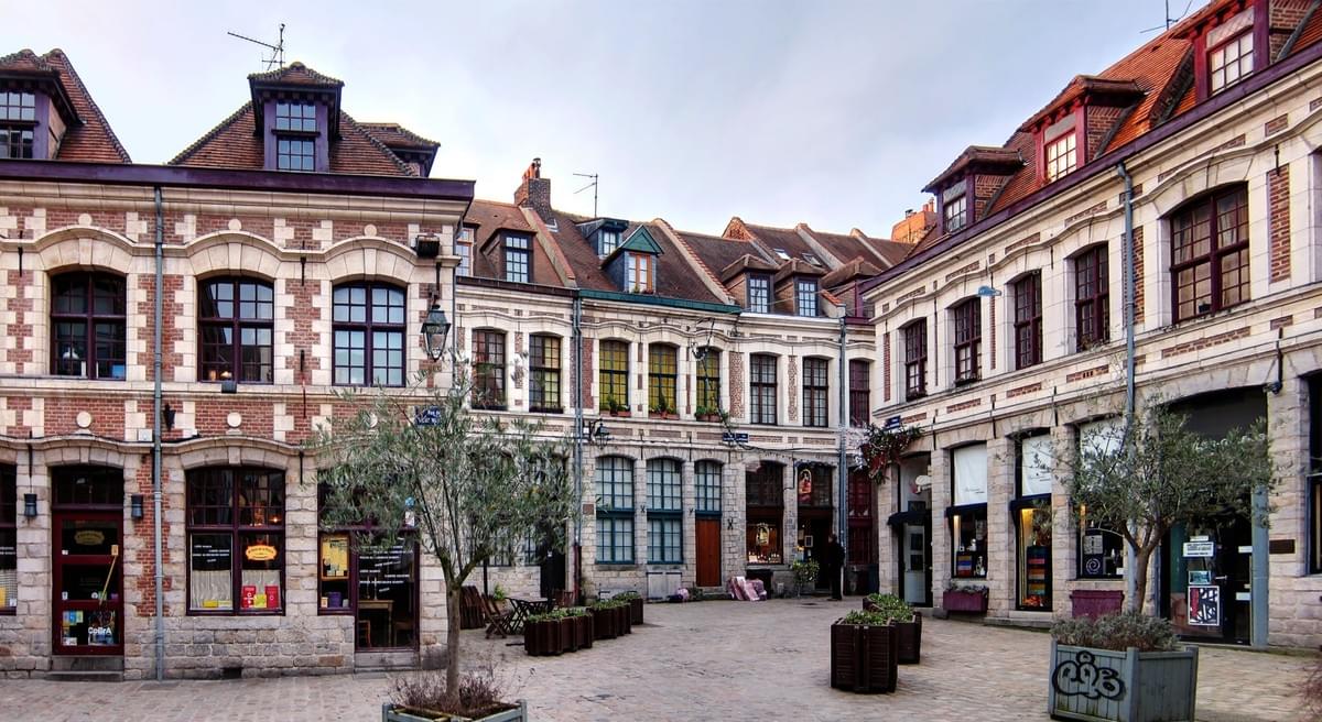 https://mdw-travel-data-us-east-1.s3.amazonaws.com/img/country/France/Vieux-Lille/img_00.jpg