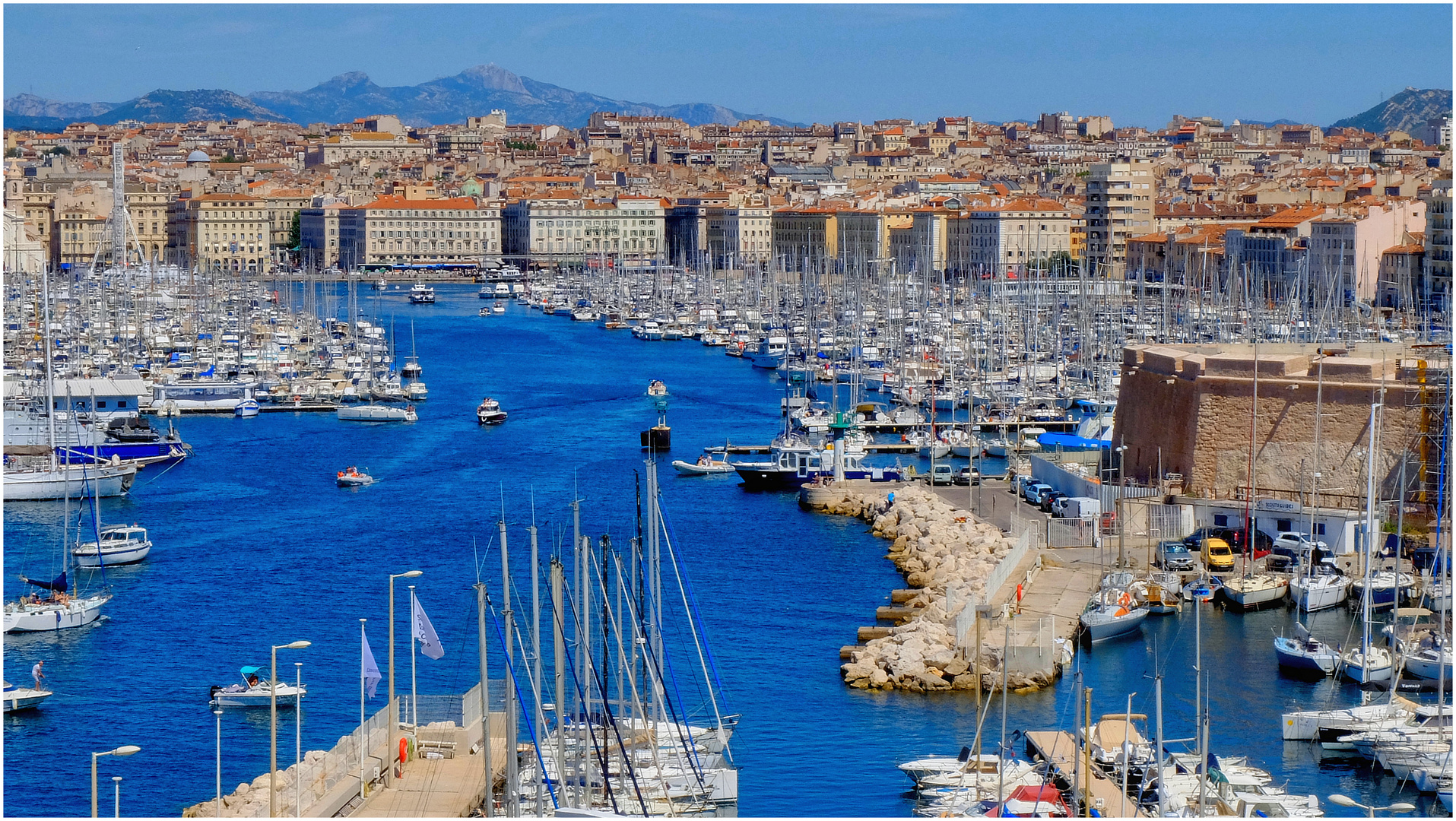 https://mdw-travel-data-us-east-1.s3.amazonaws.com/img/country/France/Vieux-Port/img_01.jpg