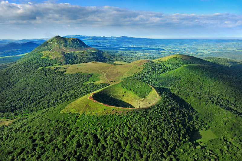https://mdw-travel-data-us-east-1.s3.amazonaws.com/img/country/France/Volcans-dAuvergne/img_00.jpg