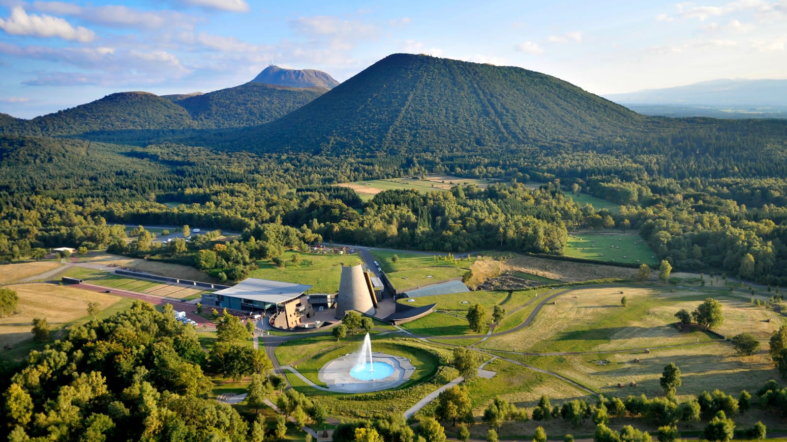 https://mdw-travel-data-us-east-1.s3.amazonaws.com/img/country/France/Vulcania/img_00.jpg