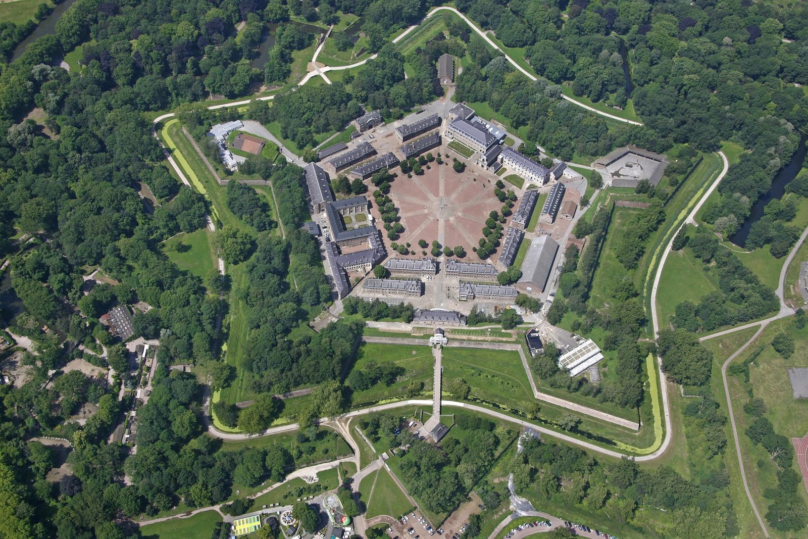 https://mdw-travel-data-us-east-1.s3.amazonaws.com/img/country/France/Zoo-de-La-Citadelle-Lille/img_02.jpg