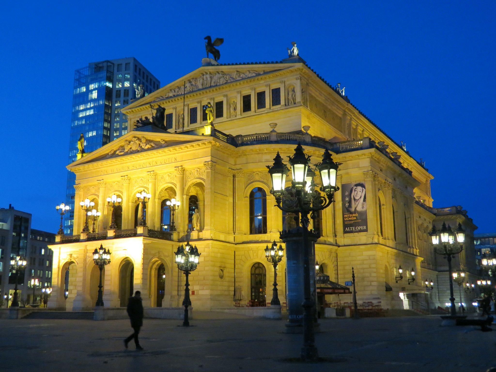 https://mdw-travel-data-us-east-1.s3.amazonaws.com/img/country/Germany/Alte-Oper/img_02.jpg