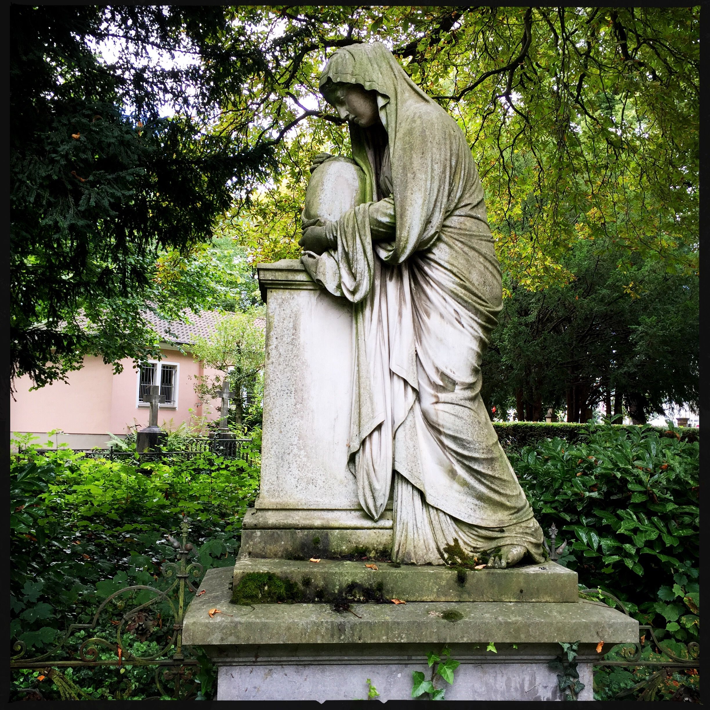 https://mdw-travel-data-us-east-1.s3.amazonaws.com/img/country/Germany/Alter-Friedhof/img_03.jpg