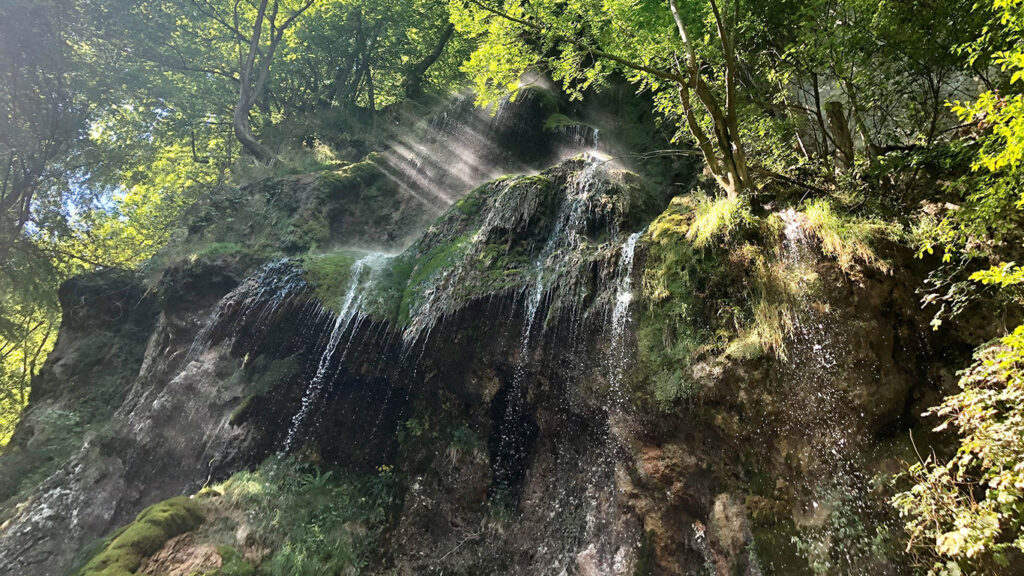 https://mdw-travel-data-us-east-1.s3.amazonaws.com/img/country/Germany/Bad-Urach-Waterfall/img_01.jpg