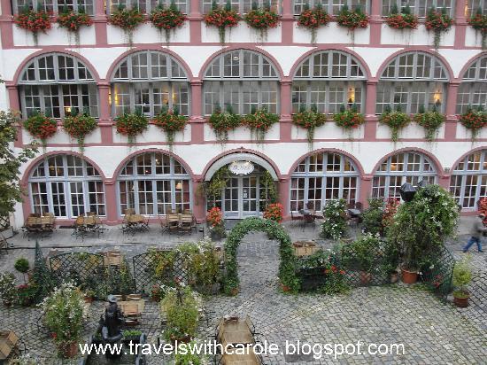 https://mdw-travel-data-us-east-1.s3.amazonaws.com/img/country/Germany/Bischofshof-am-Dom/img_00.jpg