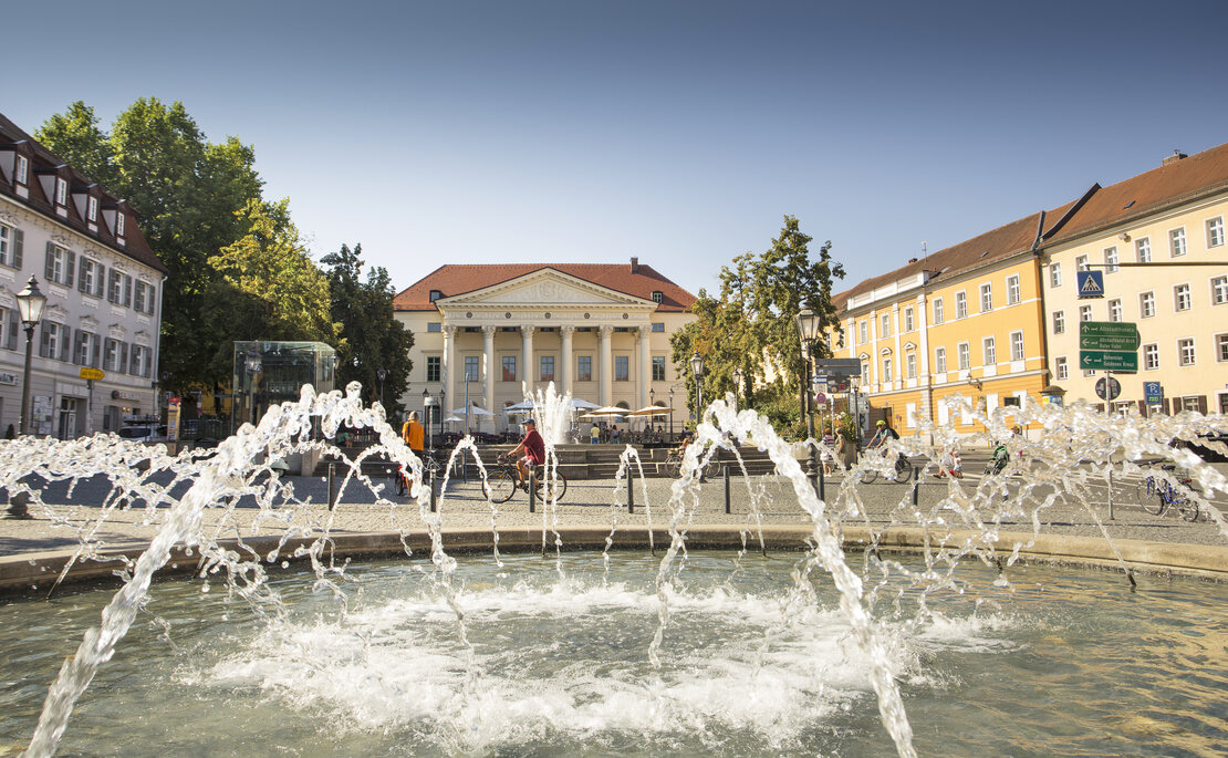 https://mdw-travel-data-us-east-1.s3.amazonaws.com/img/country/Germany/Bismarckplatz-Regensburg/img_02.jpg