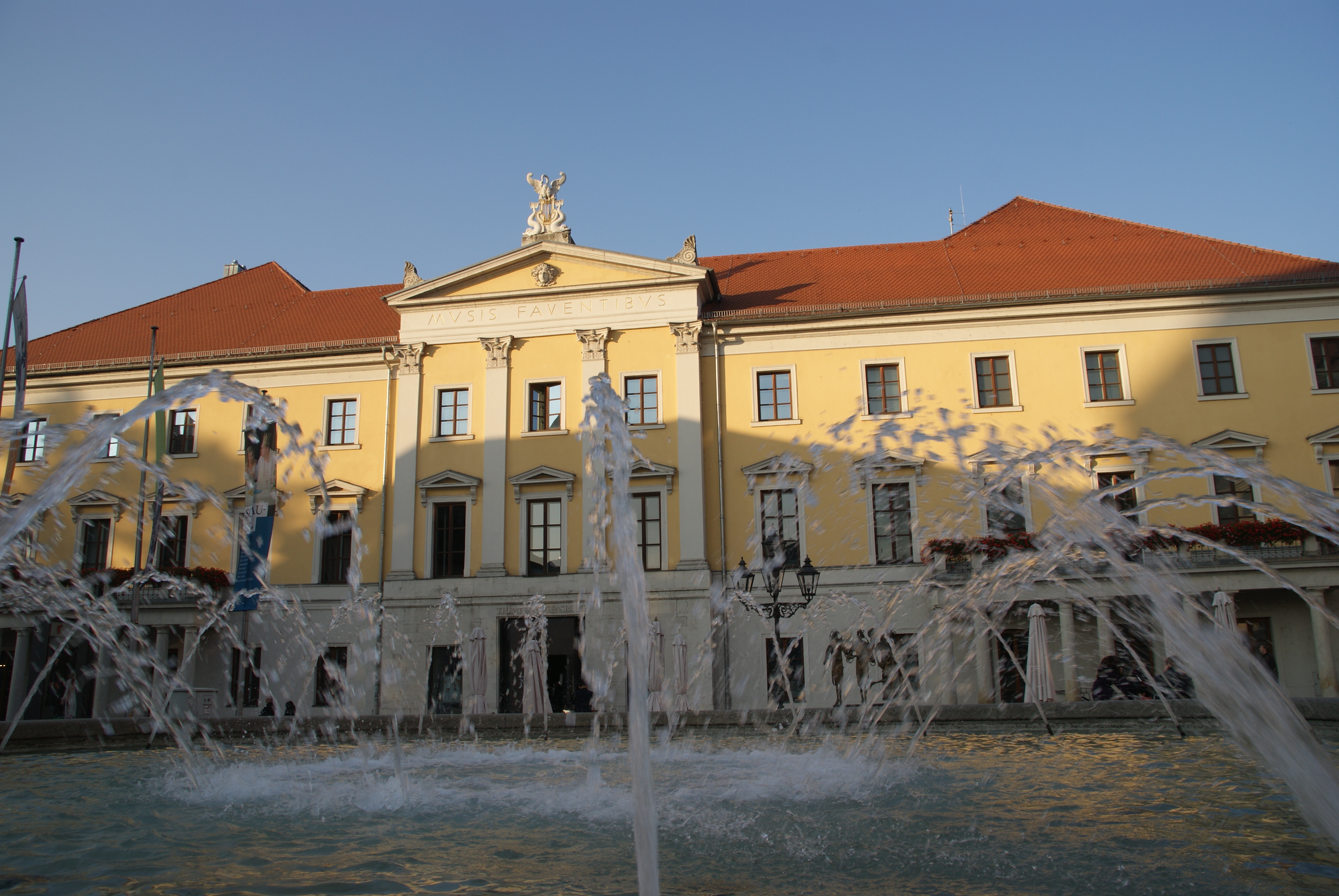 https://mdw-travel-data-us-east-1.s3.amazonaws.com/img/country/Germany/Bismarckplatz-Regensburg/img_03.jpg