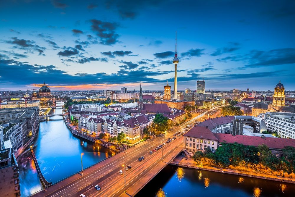 https://mdw-travel-data-us-east-1.s3.amazonaws.com/img/country/Germany/Blue-Square/img_02.jpg