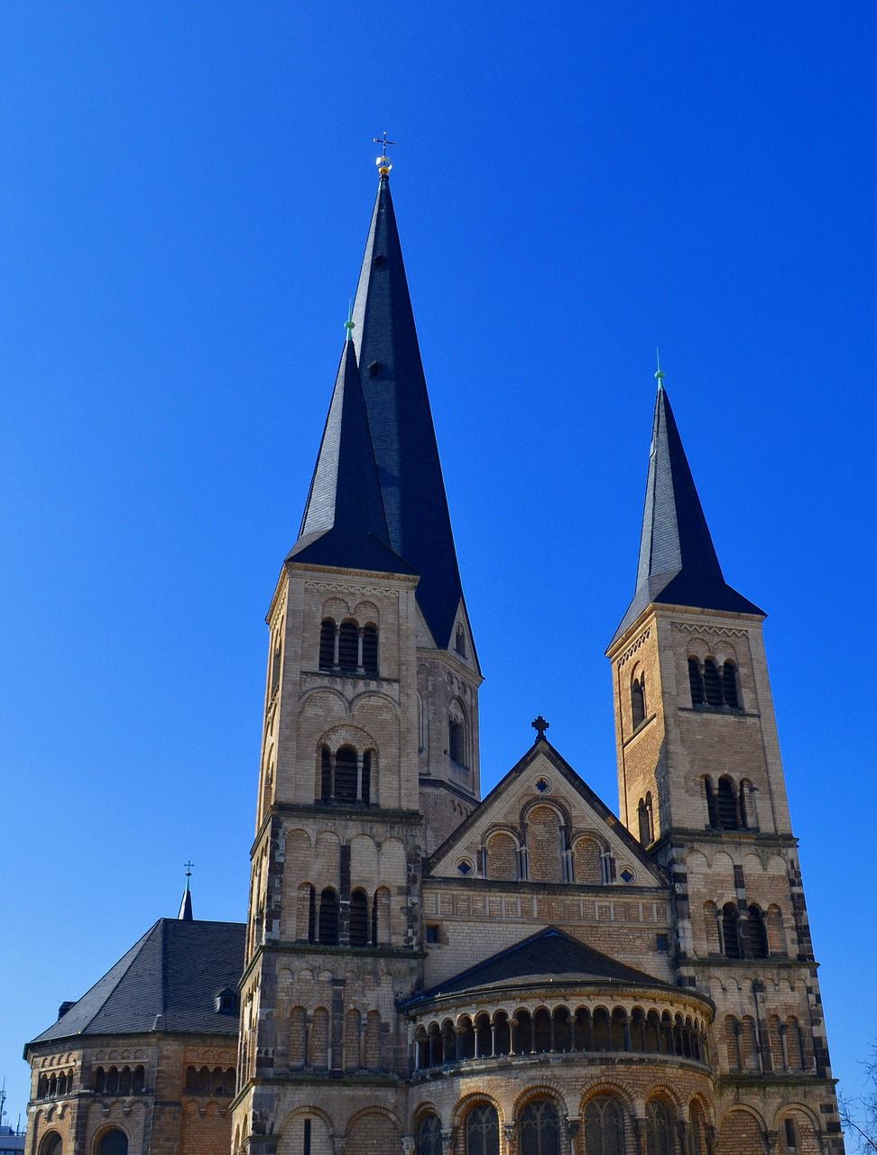 https://mdw-travel-data-us-east-1.s3.amazonaws.com/img/country/Germany/Bonn-Minster/img_02.jpg