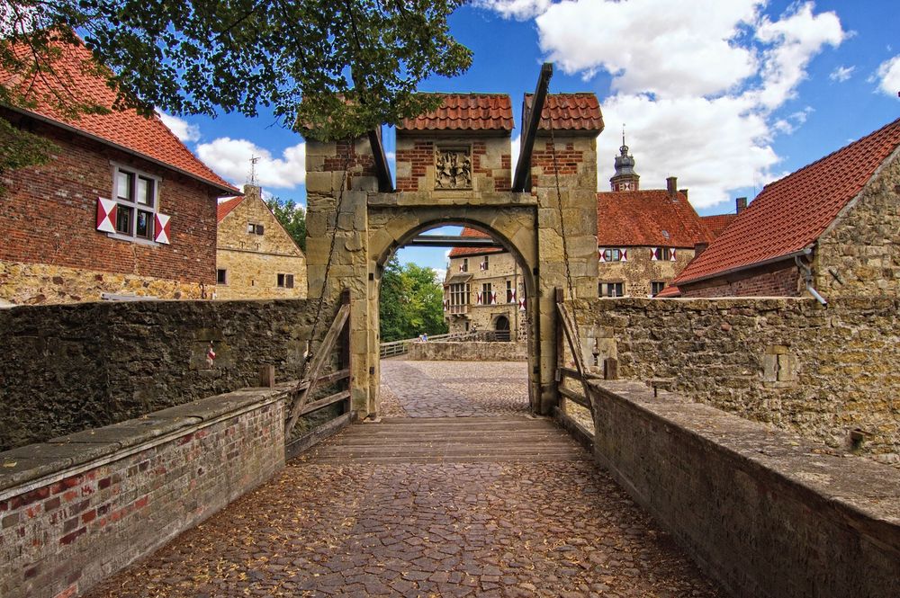 https://mdw-travel-data-us-east-1.s3.amazonaws.com/img/country/Germany/Burg-Vischering/img_02.jpg