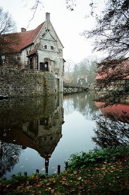 https://mdw-travel-data-us-east-1.s3.amazonaws.com/img/country/Germany/Burg-Vischering/img_03.jpg