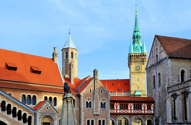 https://mdw-travel-data-us-east-1.s3.amazonaws.com/img/country/Germany/Burgplatz/img_01.jpg