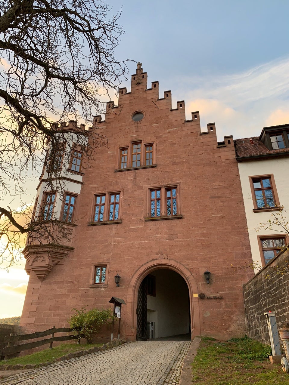 https://mdw-travel-data-us-east-1.s3.amazonaws.com/img/country/Germany/Castle-Rieneck/img_03.jpg