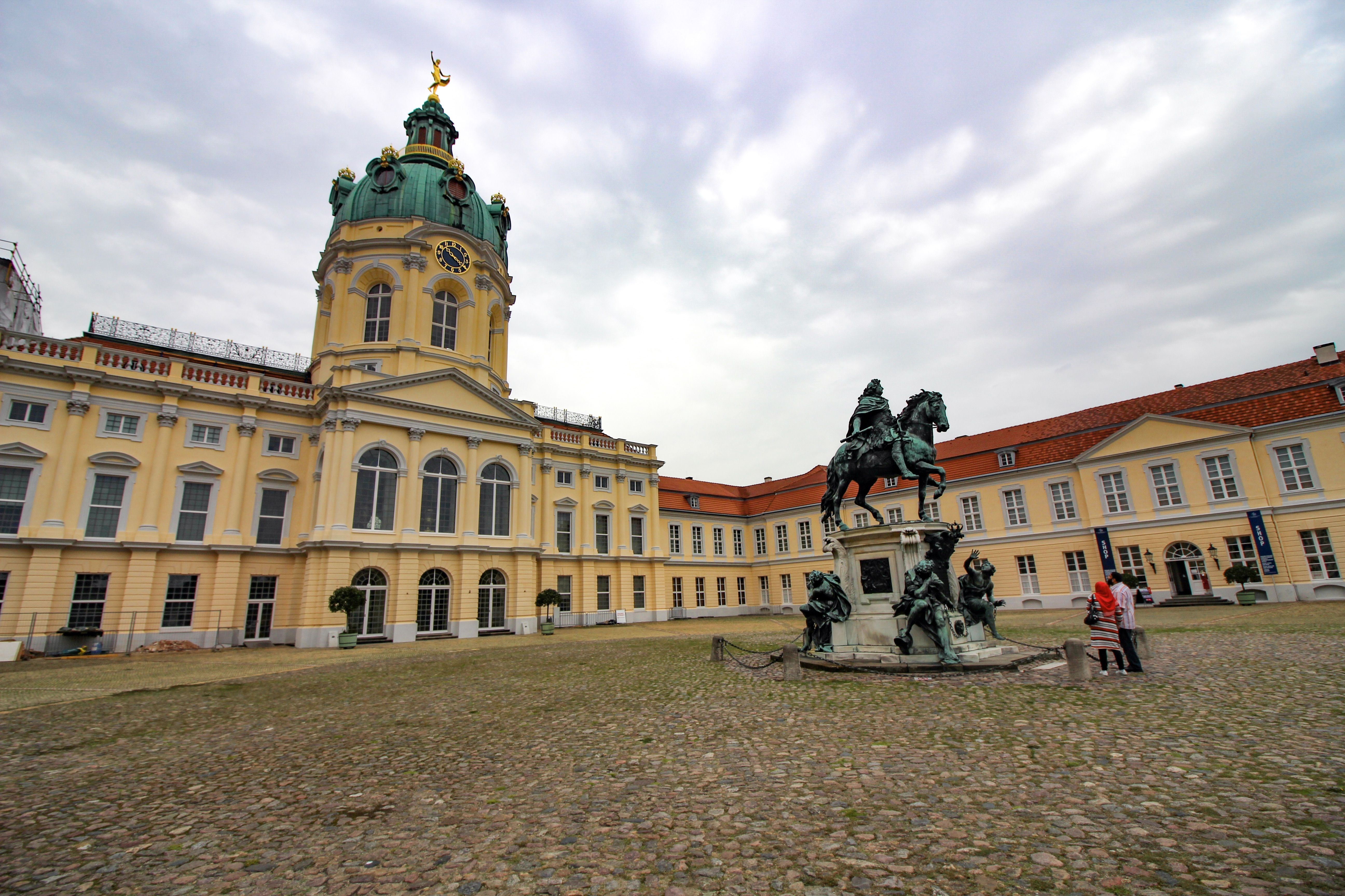 https://mdw-travel-data-us-east-1.s3.amazonaws.com/img/country/Germany/Charlottenburg-Palace/img_02.jpg