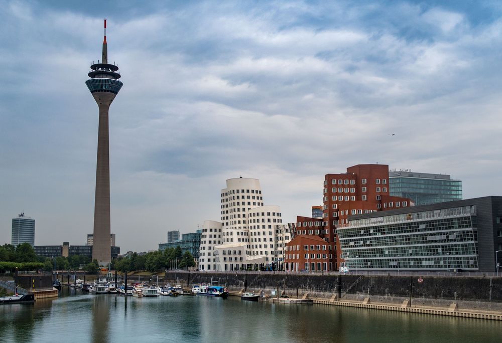 https://mdw-travel-data-us-east-1.s3.amazonaws.com/img/country/Germany/Dusseldorfer-Medienhafen/img_01.jpg