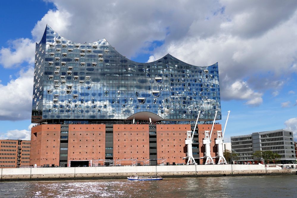 https://mdw-travel-data-us-east-1.s3.amazonaws.com/img/country/Germany/Elbphilharmonie/img_01.jpg