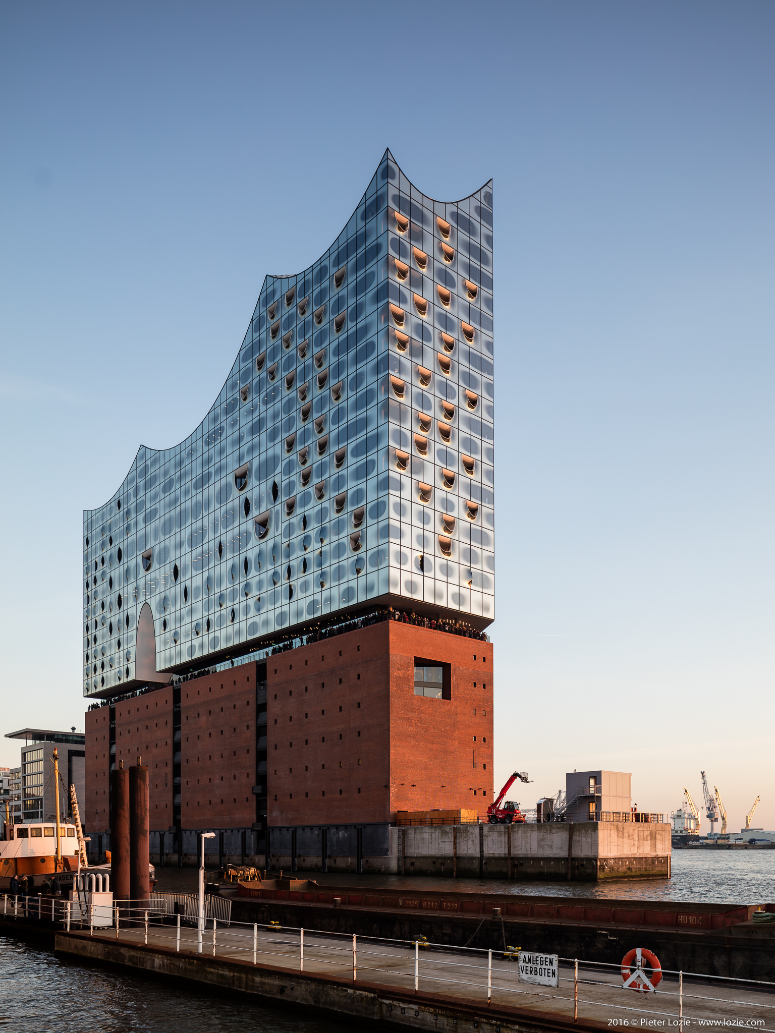 https://mdw-travel-data-us-east-1.s3.amazonaws.com/img/country/Germany/Elbphilharmonie/img_02.jpg