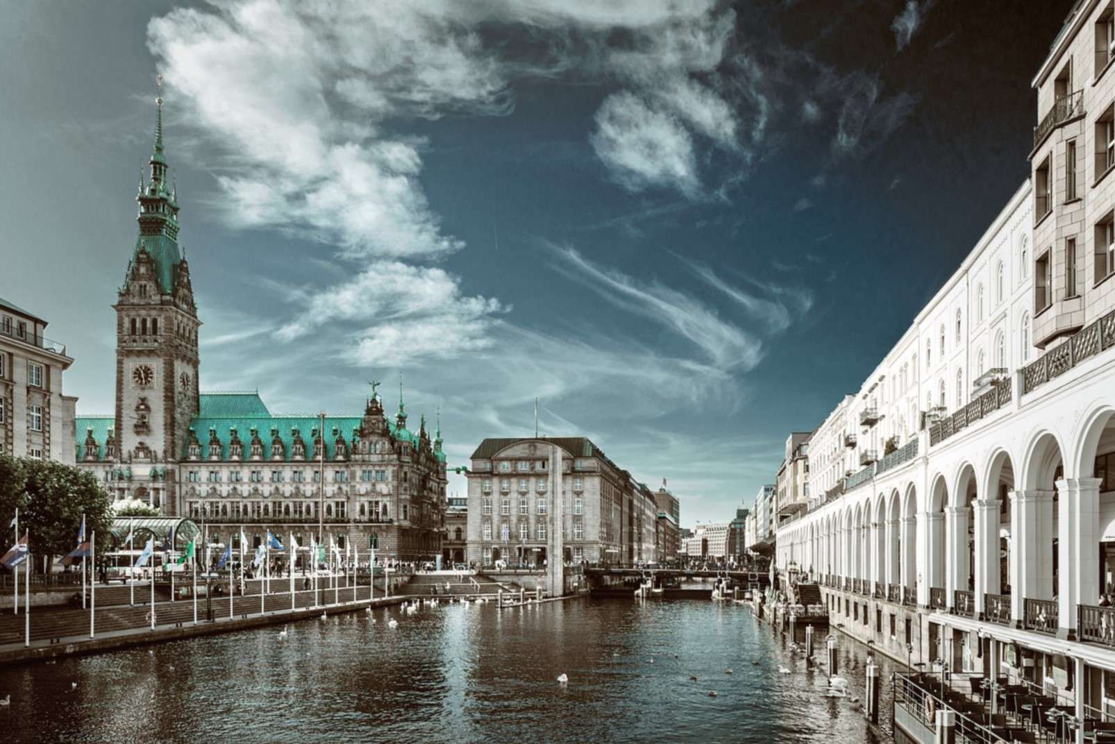https://mdw-travel-data-us-east-1.s3.amazonaws.com/img/country/Germany/Hamburg-Rathaus/img_03.jpg
