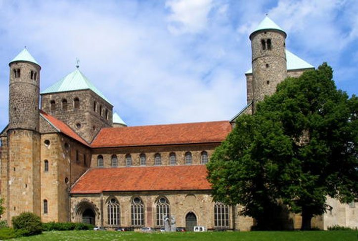 https://mdw-travel-data-us-east-1.s3.amazonaws.com/img/country/Germany/Hildesheim-Cathedral/img_01.jpg