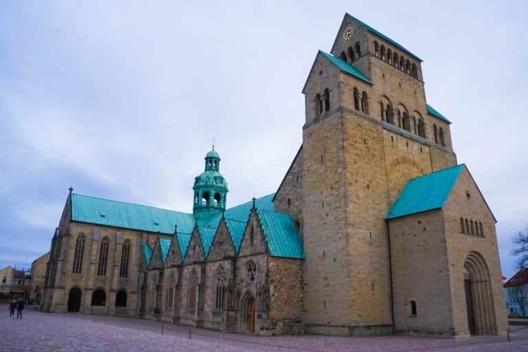 https://mdw-travel-data-us-east-1.s3.amazonaws.com/img/country/Germany/Hildesheim-Cathedral/img_03.jpg