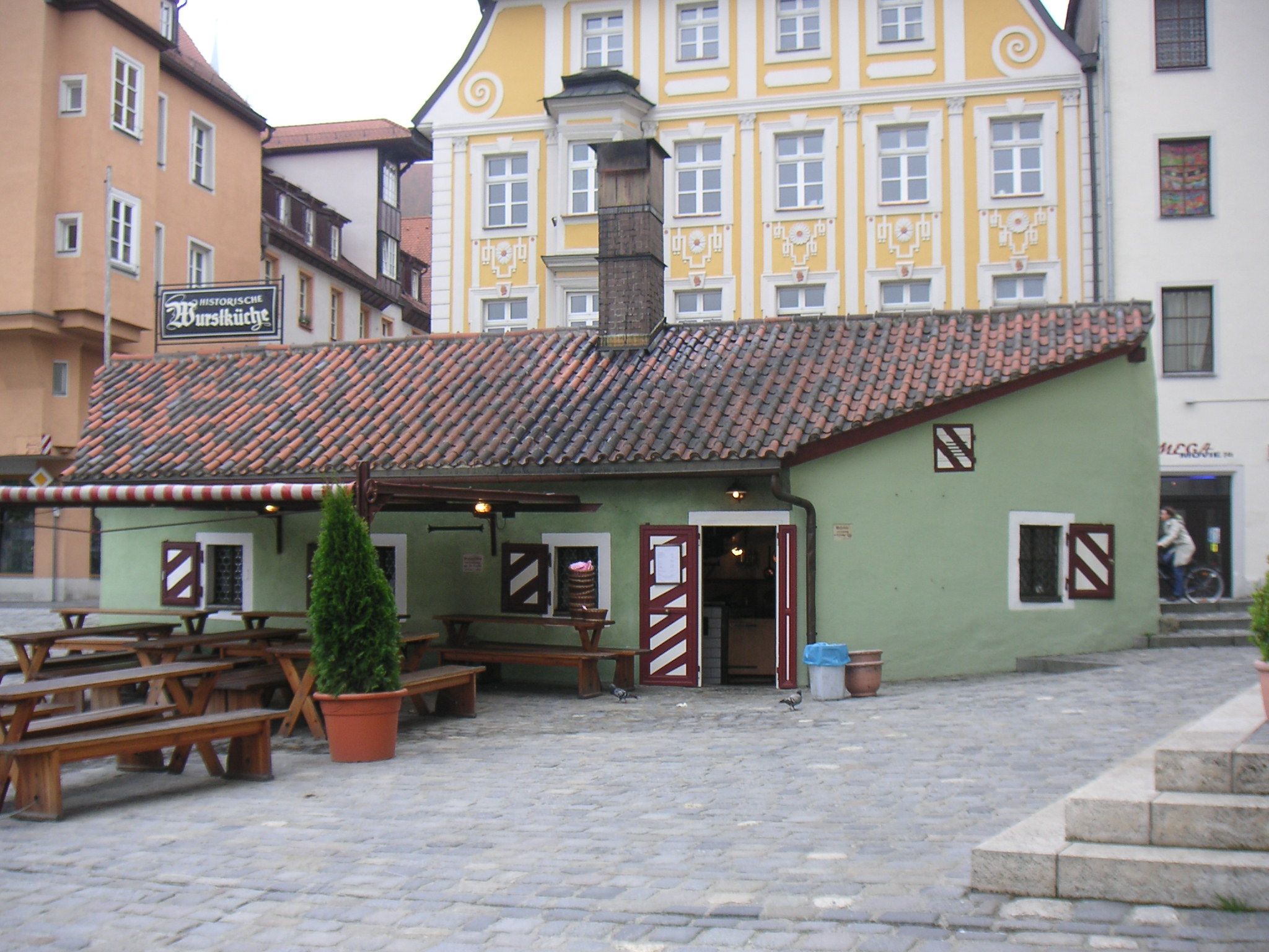 https://mdw-travel-data-us-east-1.s3.amazonaws.com/img/country/Germany/Historical-Wurstkuchl-Regensburg/img_02.jpg
