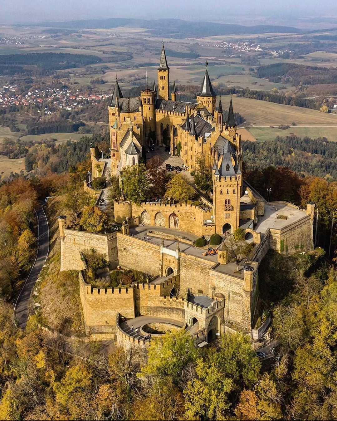https://mdw-travel-data-us-east-1.s3.amazonaws.com/img/country/Germany/Hohenzollern-Castle/img_01.jpg