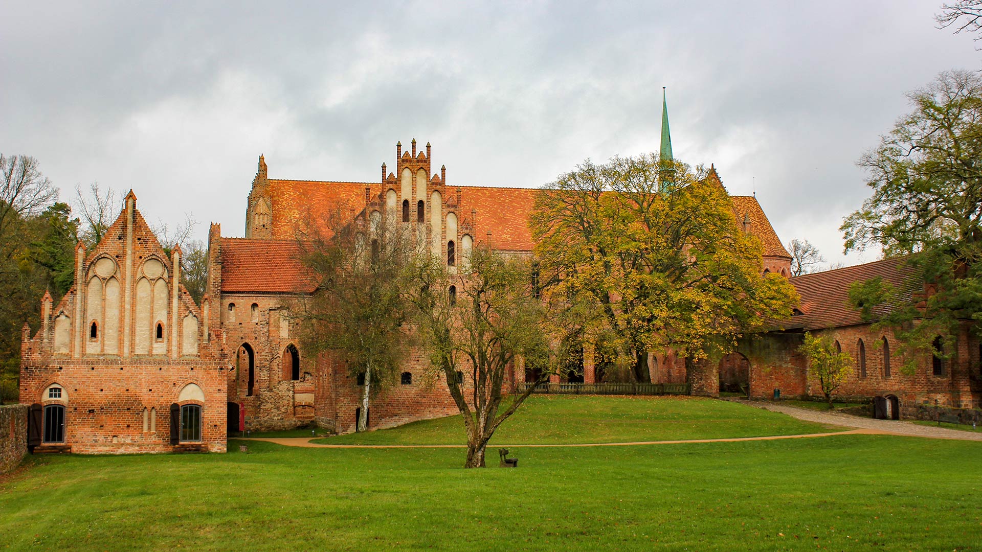 https://mdw-travel-data-us-east-1.s3.amazonaws.com/img/country/Germany/Kloster-Chorin/img_03.jpg