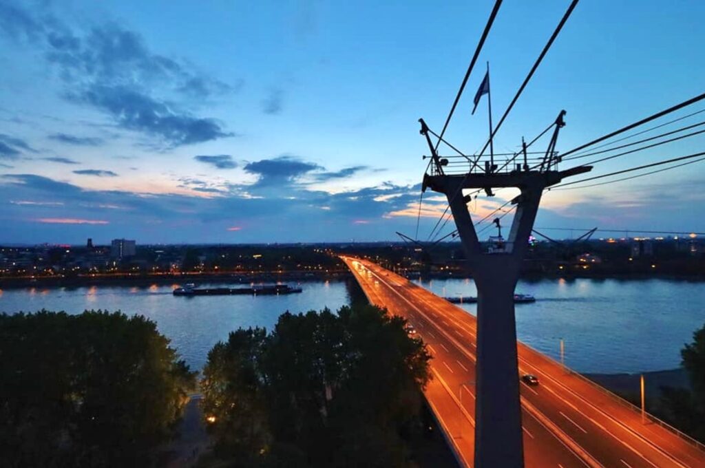 https://mdw-travel-data-us-east-1.s3.amazonaws.com/img/country/Germany/Kolner-Seilbahn/img_01.jpg