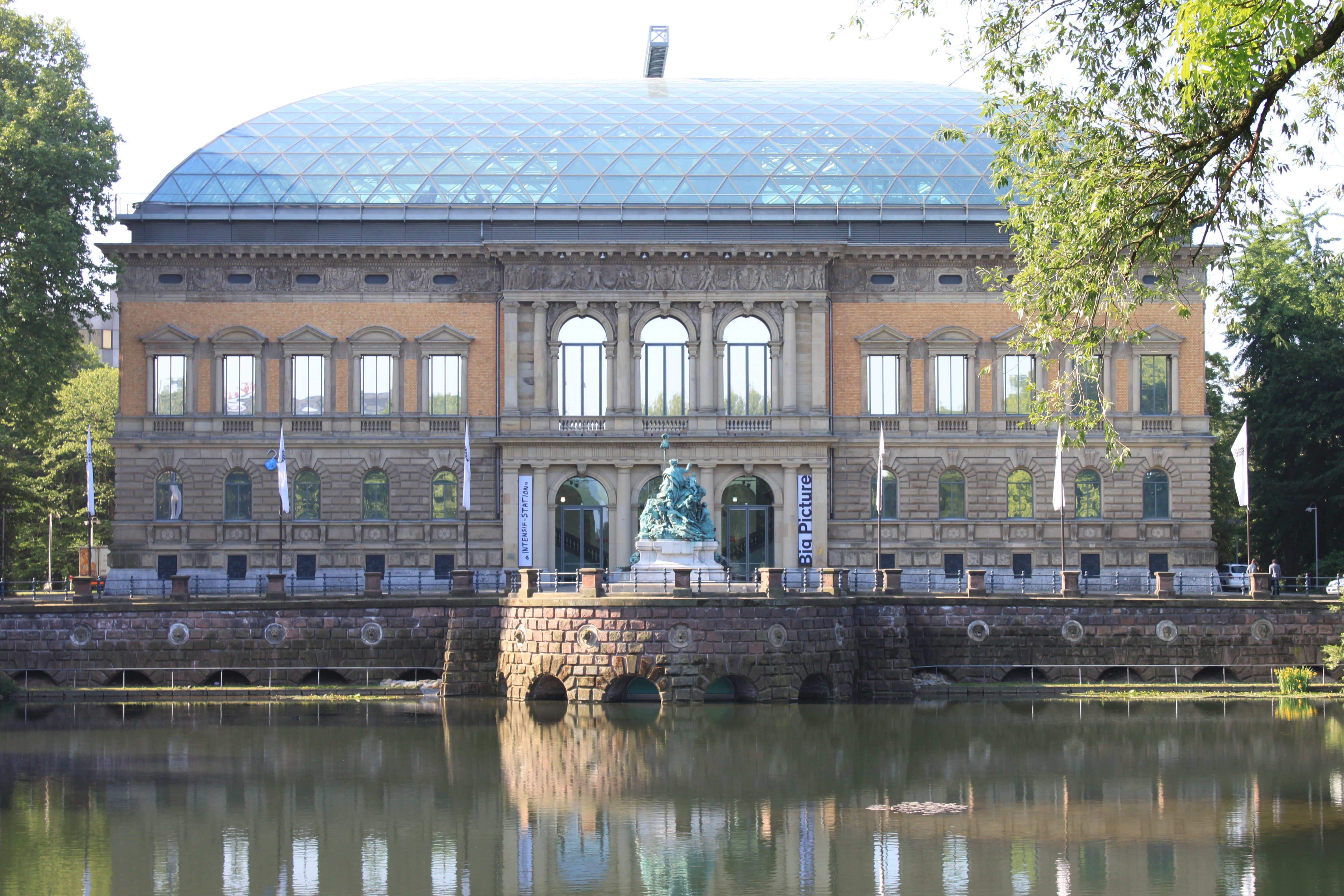 https://mdw-travel-data-us-east-1.s3.amazonaws.com/img/country/Germany/Kunstsammlung-Nordrhein-Westfalen/img_01.jpg