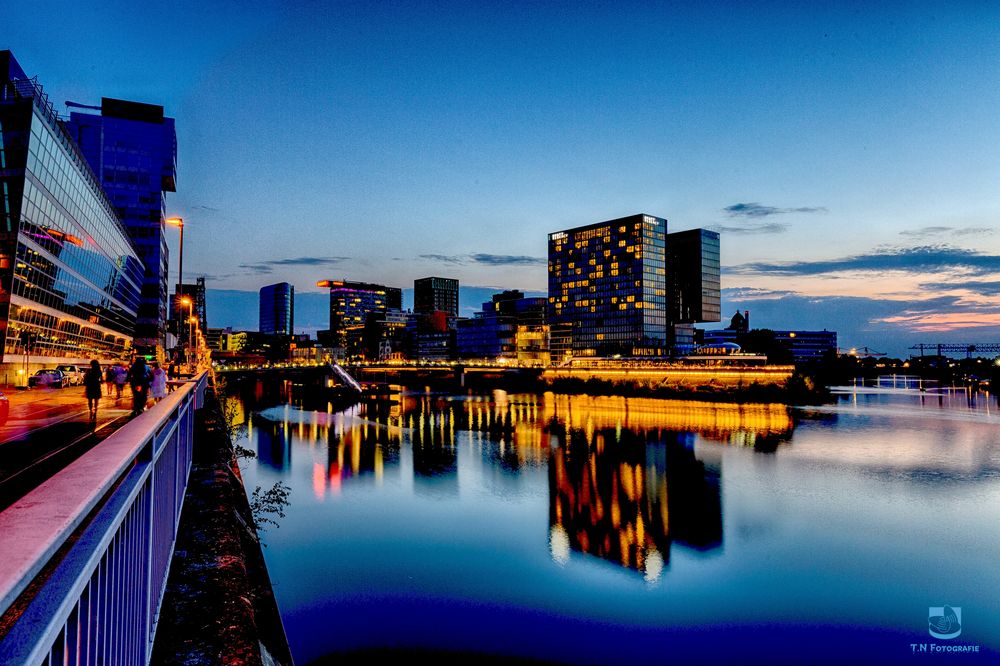 https://mdw-travel-data-us-east-1.s3.amazonaws.com/img/country/Germany/MedienHafen/img_01.jpg