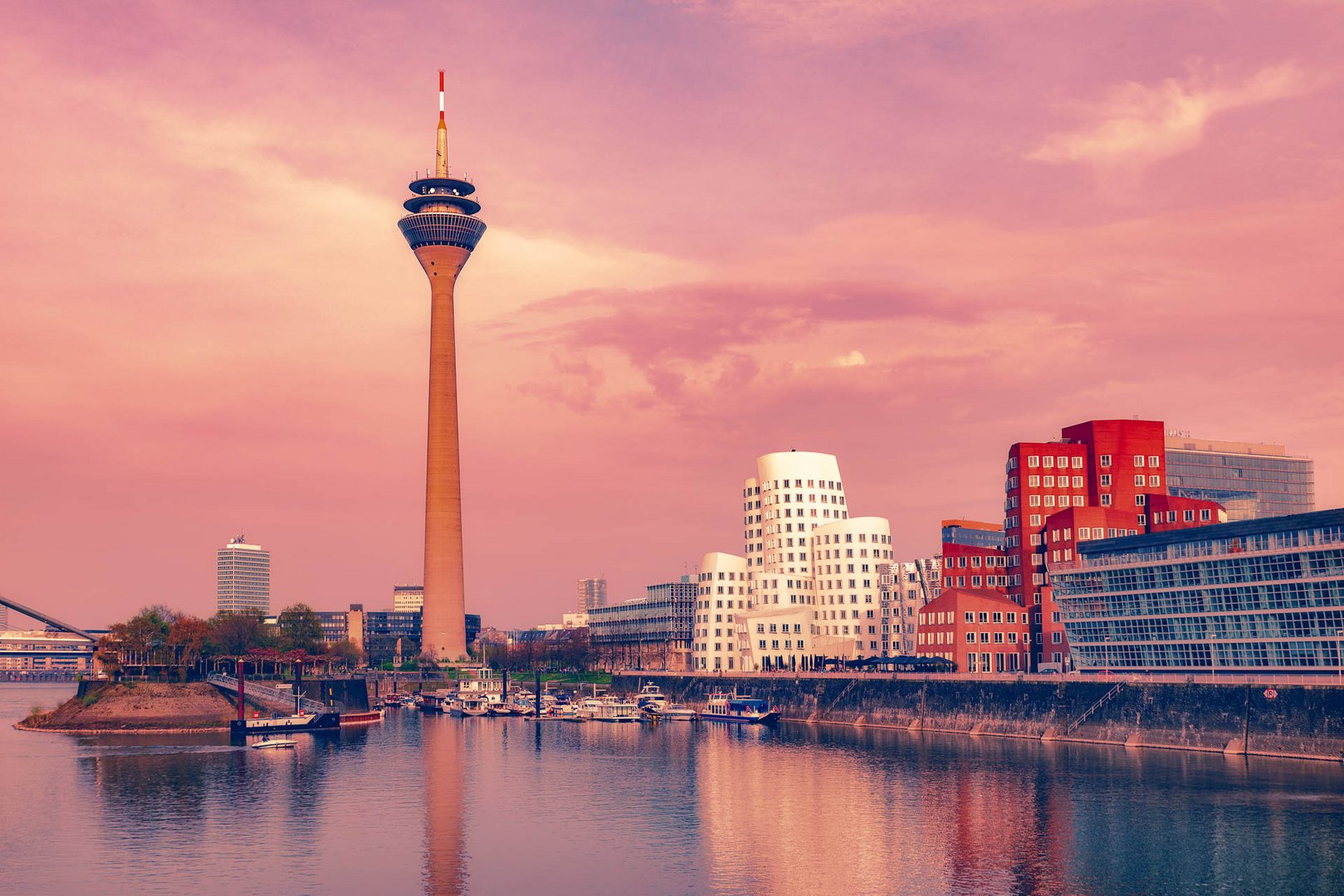 https://mdw-travel-data-us-east-1.s3.amazonaws.com/img/country/Germany/MedienHafen/img_03.jpg