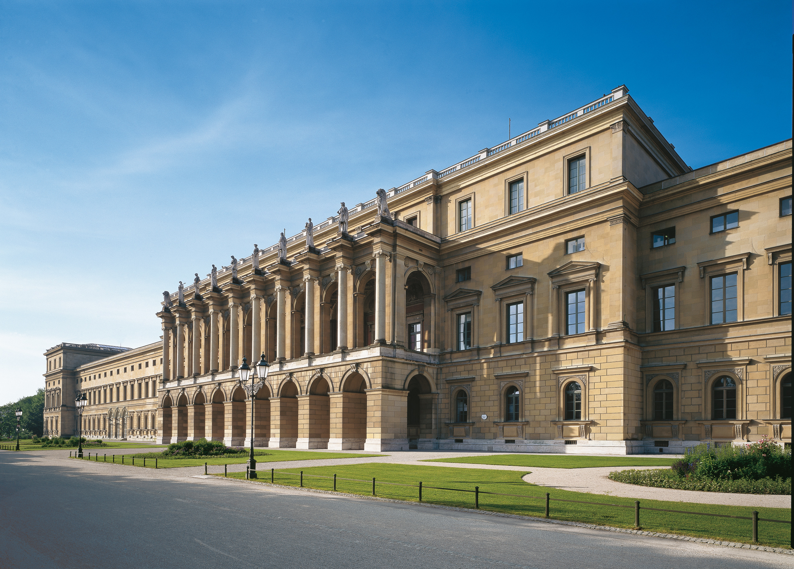 https://mdw-travel-data-us-east-1.s3.amazonaws.com/img/country/Germany/Munich-Residence/img_03.jpg