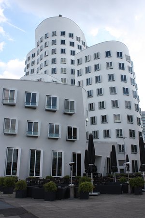 https://mdw-travel-data-us-east-1.s3.amazonaws.com/img/country/Germany/Neuer-Zollhof/img_02.jpg