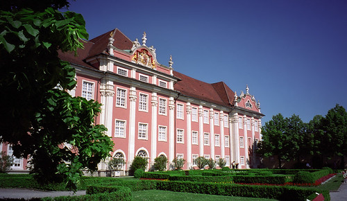 https://mdw-travel-data-us-east-1.s3.amazonaws.com/img/country/Germany/Neues-Schloss-Meersburg/img_02.jpg