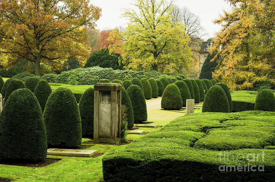 https://mdw-travel-data-us-east-1.s3.amazonaws.com/img/country/Germany/Ohlsdorf-Cemetery/img_01.jpg
