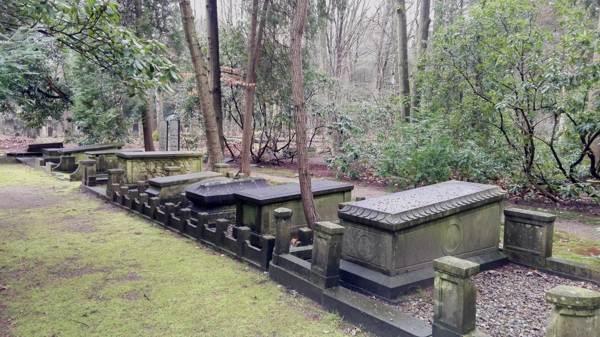 https://mdw-travel-data-us-east-1.s3.amazonaws.com/img/country/Germany/Ohlsdorf-Cemetery/img_02.jpg