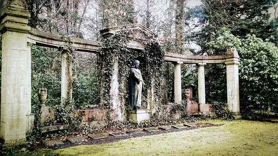 https://mdw-travel-data-us-east-1.s3.amazonaws.com/img/country/Germany/Ohlsdorf-Cemetery/img_03.jpg