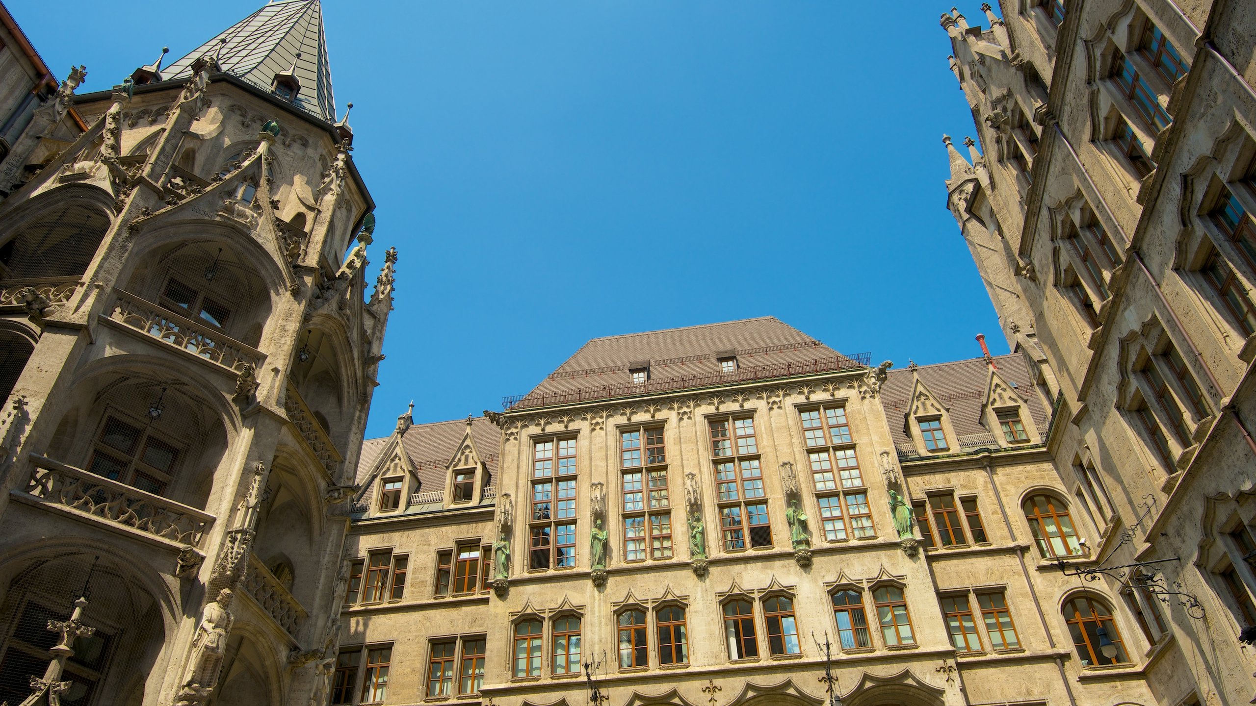 https://mdw-travel-data-us-east-1.s3.amazonaws.com/img/country/Germany/Old-Town-Hall/img_02.jpg
