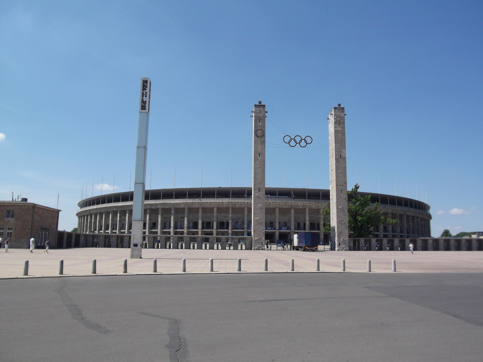 https://mdw-travel-data-us-east-1.s3.amazonaws.com/img/country/Germany/Olympiastadion-Berlin/img_01.jpg