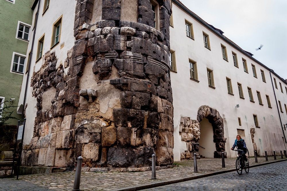 https://mdw-travel-data-us-east-1.s3.amazonaws.com/img/country/Germany/Porta-Praetoria/img_00.jpg